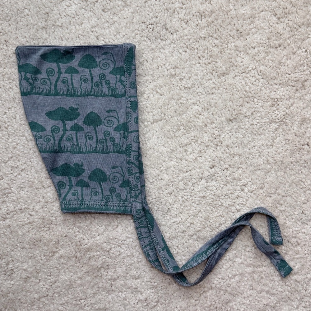Kate Quinn Gray and Green Patterned Bodysuit & Matching Bonnet - Picture 8 of 10